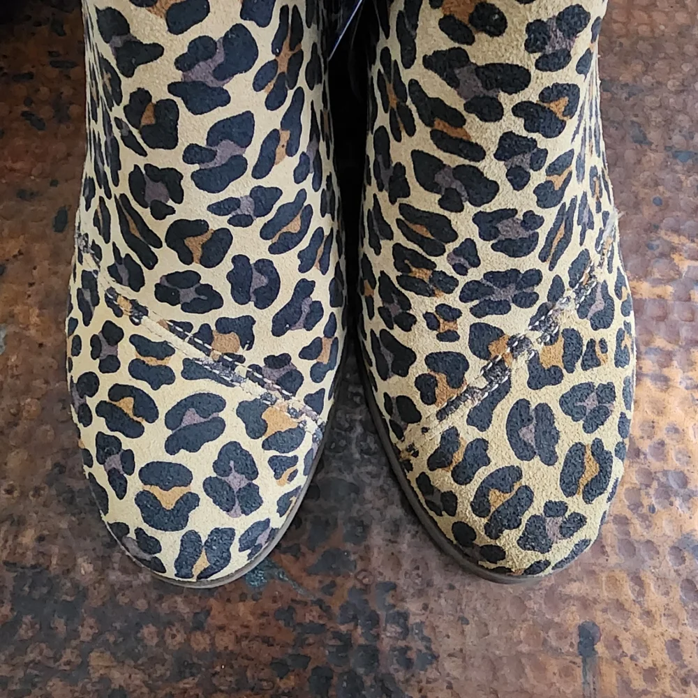 TOMS Sadie Suede Wedge in Leopard